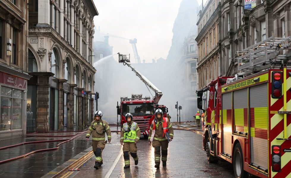 Glasgow building fire closes Scotland's busiest train station