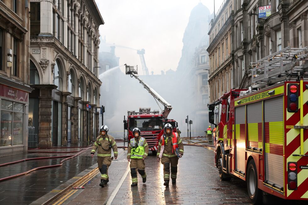 Glasgow building fire closes Scotland's busiest train station