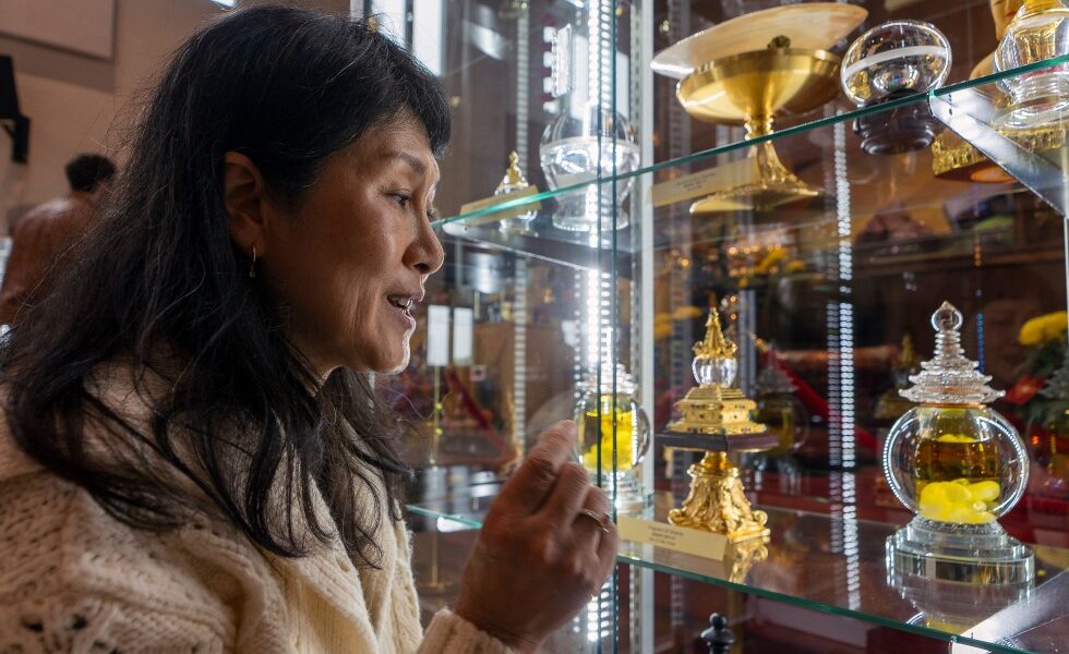 Lunar New Year draws crowds to Buddhist temple relic display