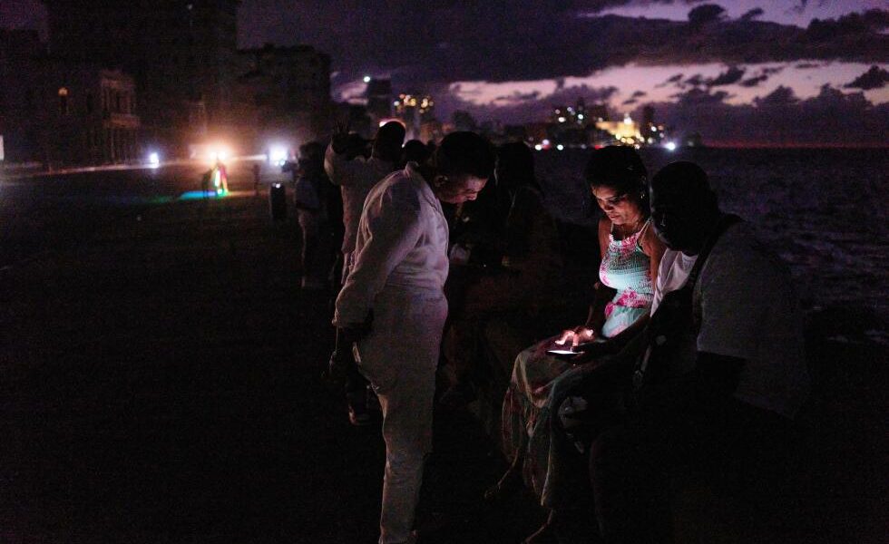 Cuba starts restoring power after nationwide grid collapse