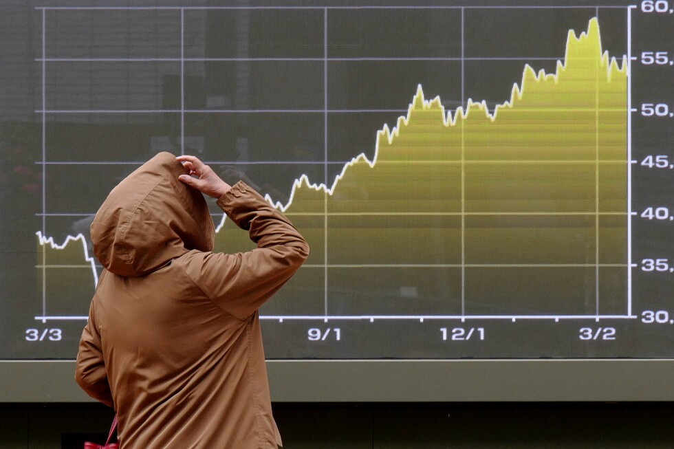 Global shares fall after Trump's Iran threats