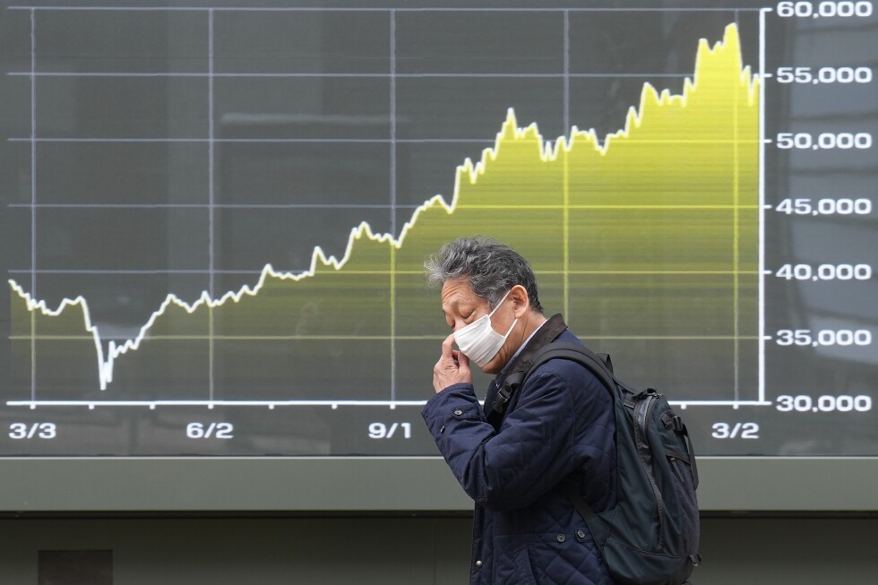 Asian shares decline as oil back to above $100 a barrel