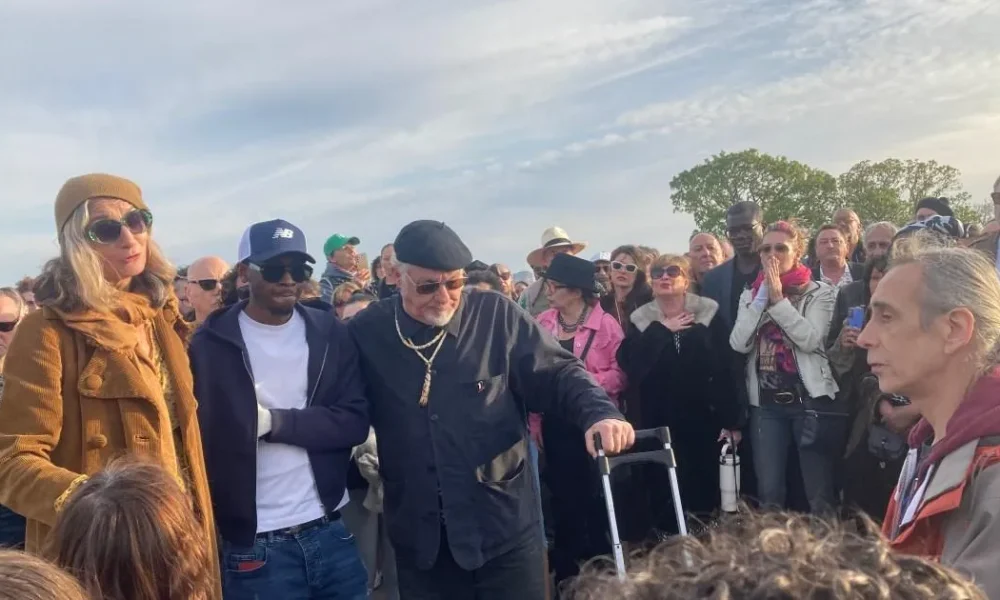 Paul Weller and Suggs appear at vigil for young film student stabbed on Primrose Hill | News UK