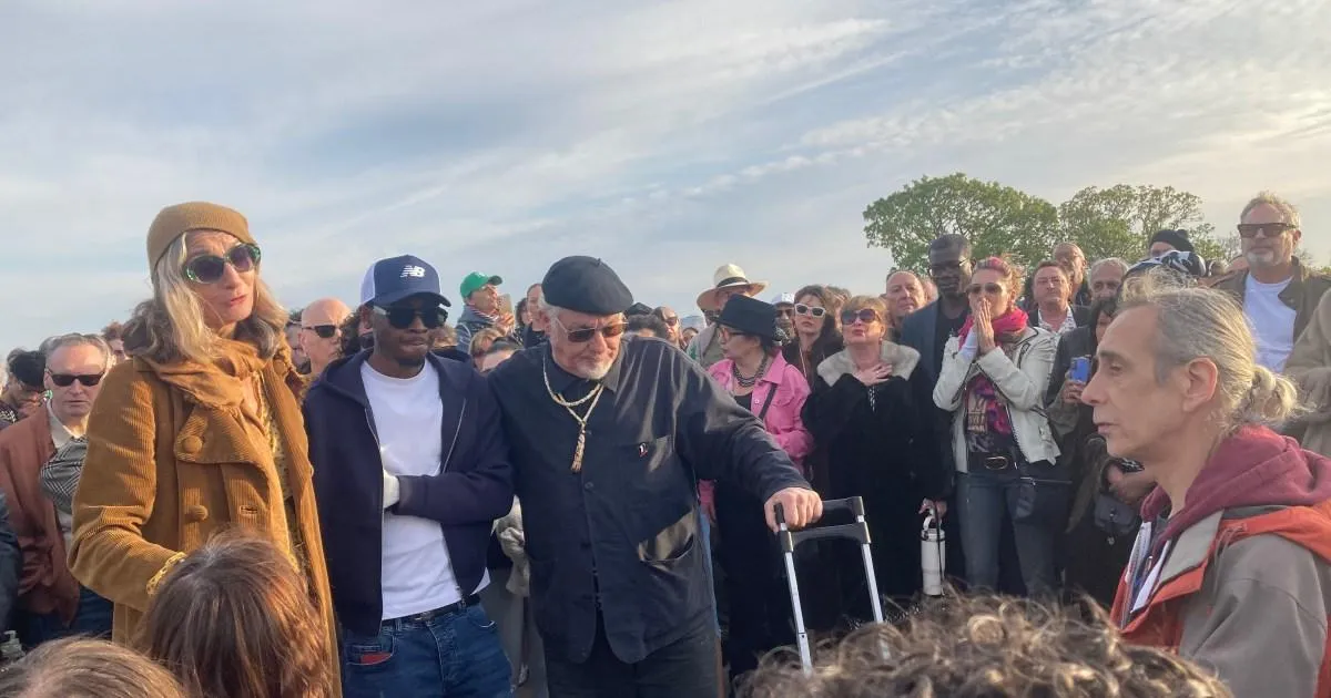 Paul Weller and Suggs appear at vigil for young film student stabbed on Primrose Hill | News UK