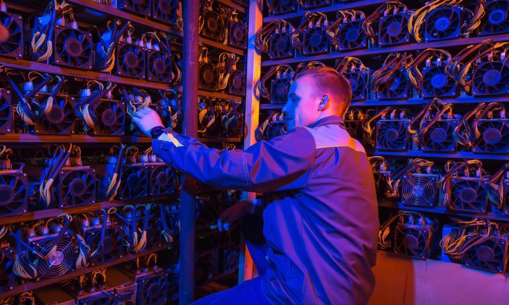 WULF lower by 6% after $900 million capital raise