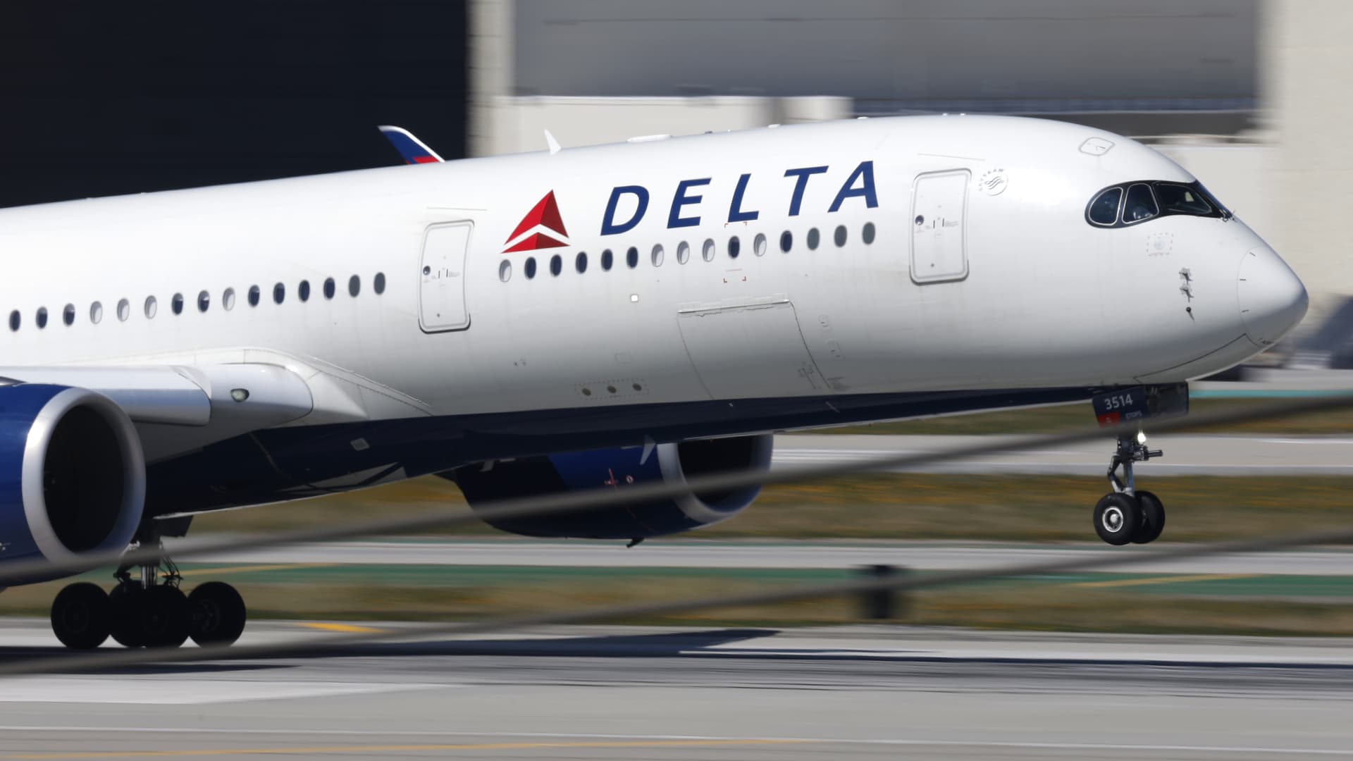 Delta raises checked bag fees $10 amid jet fuel price surge