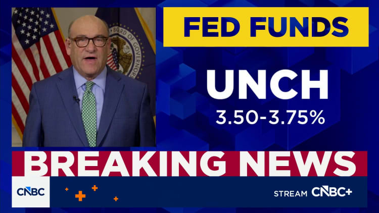 Fed leaves funds rate unchanged, FOMC sees four dissensions