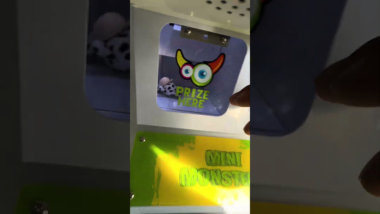 There’s money in this claw machine #arcade #clawmachine #bestarcadegames #money #shorts #arcadegames