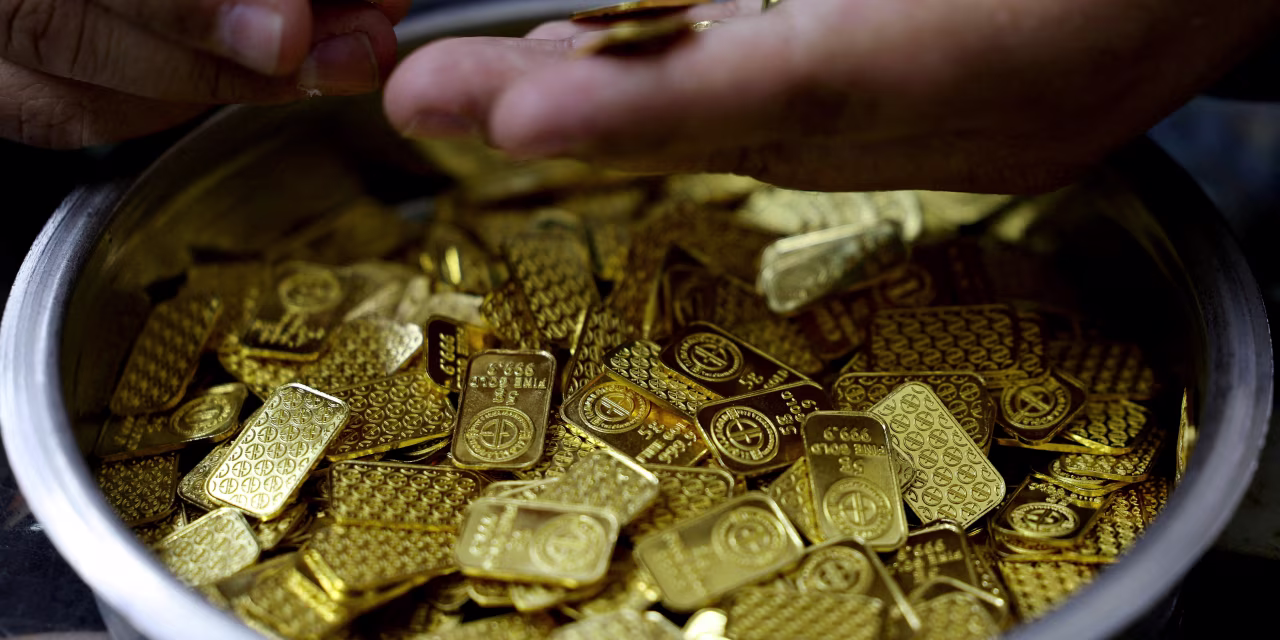 Gold Squeezed Between Safe-Haven Allure, Rate Fears as Underlying Demand Holds