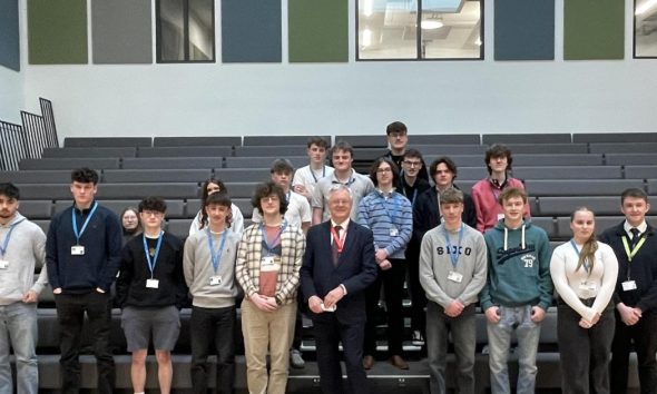 Sir David Davis drops in at Woldgate School in Pocklington