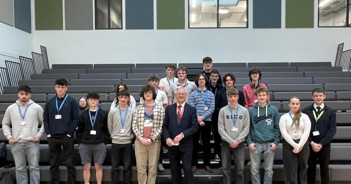 Sir David Davis drops in at Woldgate School in Pocklington