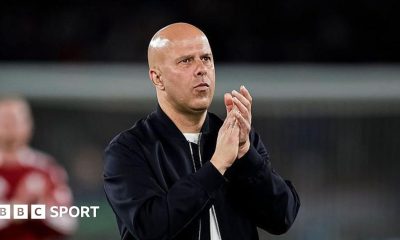 Arne Slot applauding the fans