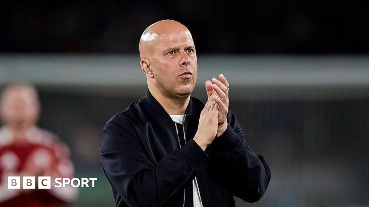 Arne Slot applauding the fans