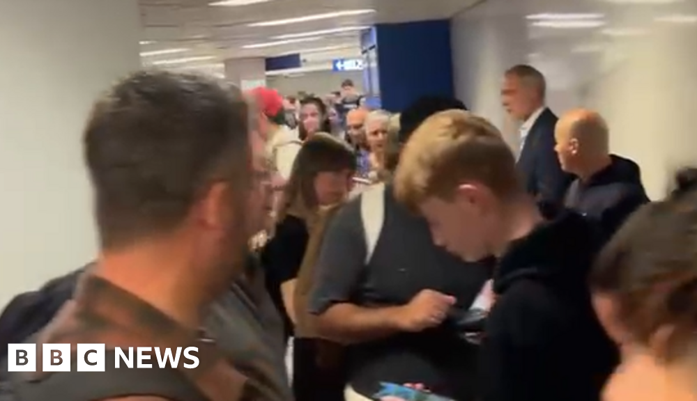 Easyjet leaves 100 behind in border check queues