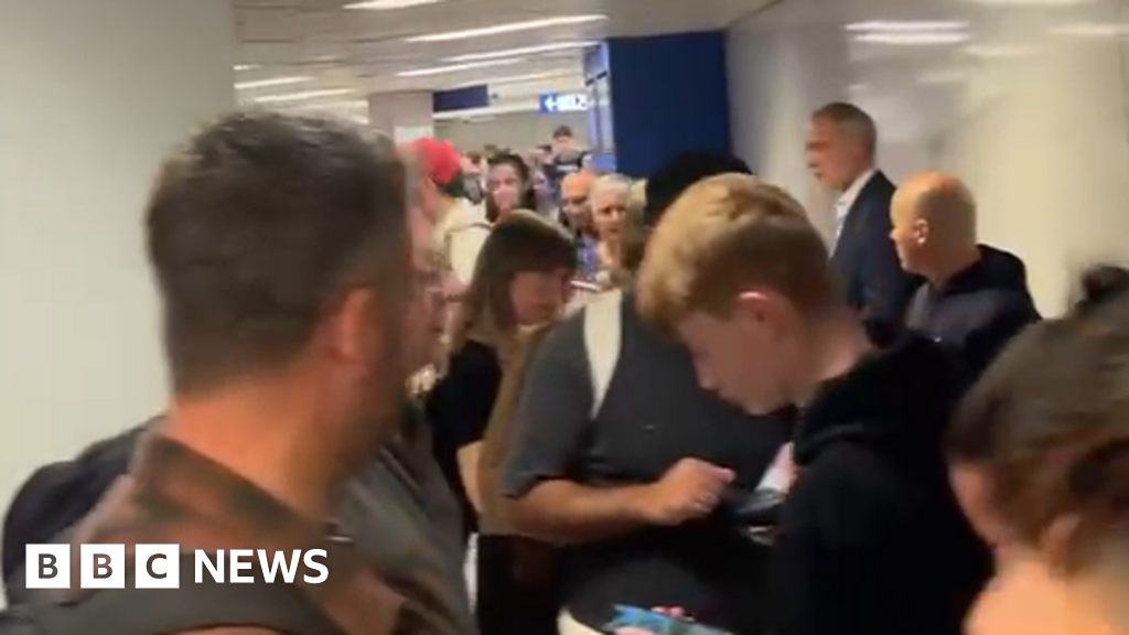 Easyjet leaves 100 behind in border check queues