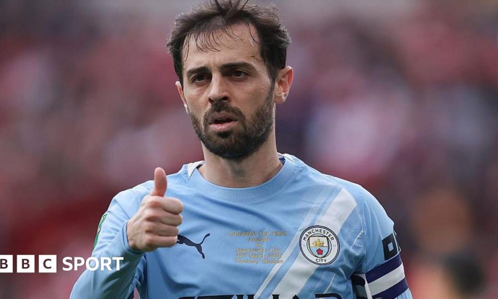 Bernardo Silva gives a thumbs-up sign during the Carabao Cup final