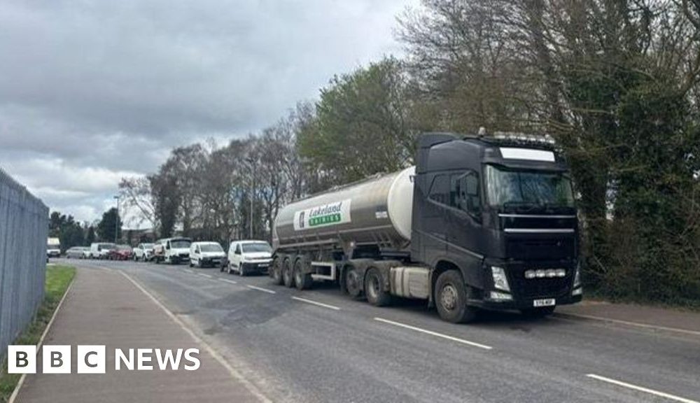 NI fuel protesters 'stand in solidarity' with Irish counterparts