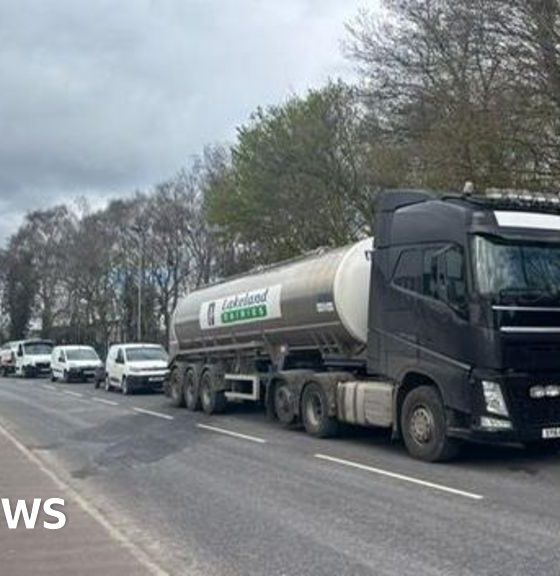 NI fuel protesters 'stand in solidarity' with Irish counterparts