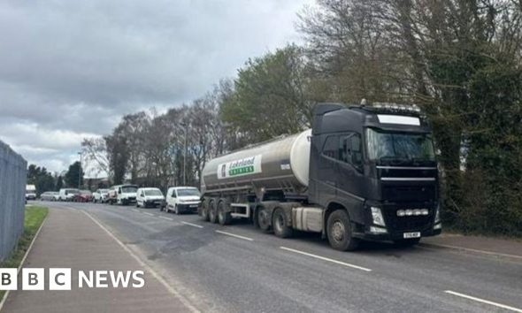 NI fuel protesters 'stand in solidarity' with Irish counterparts