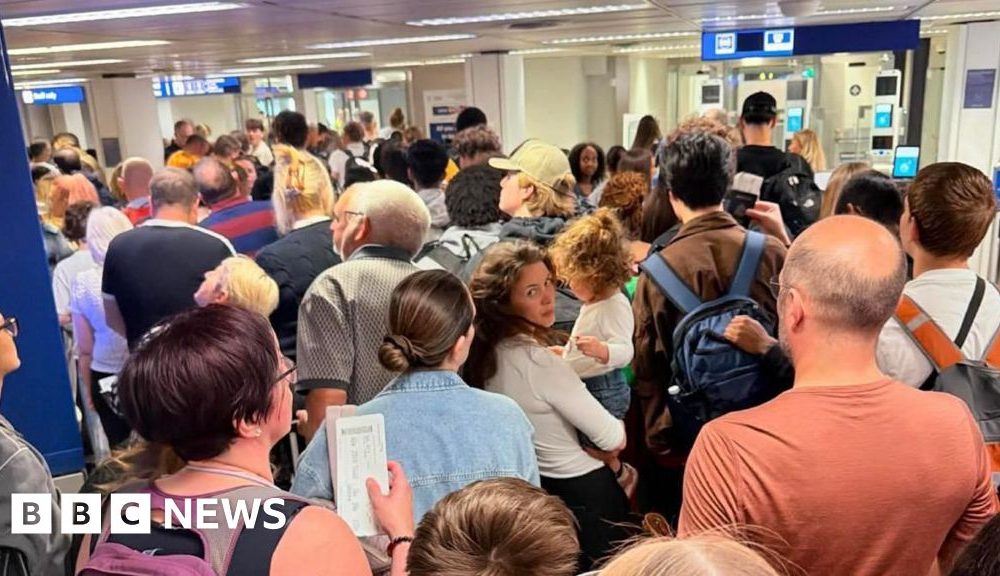 EasyJet passengers describe EU border 'nightmare'
