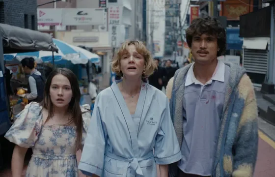 Cailee Spaeny as Ashley Miller, Carey Mulligan as Lindsay Crane-Martin and Charles Melton as Austin Davis in Beef