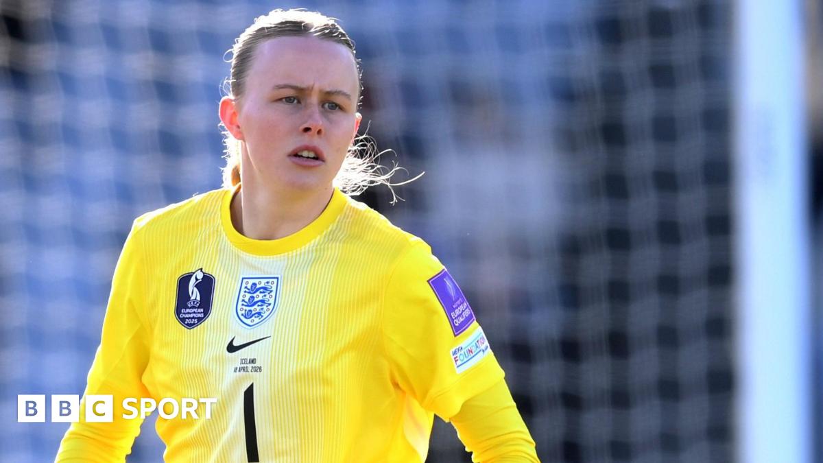 Hannah Hampton playing in goal for England