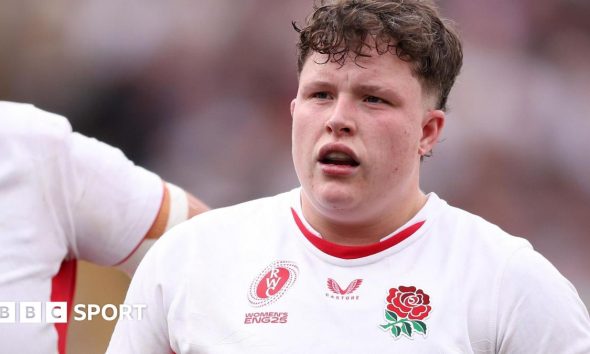 Hannah Botterman in action for England