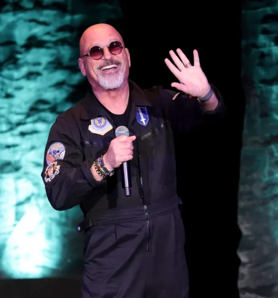 GettyImages-2194498679 Howie Mandel Kinda Regrets Apologizing to Kelly Ripa