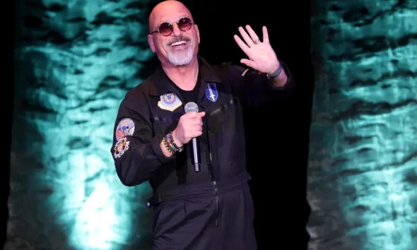 GettyImages-2194498679 Howie Mandel Kinda Regrets Apologizing to Kelly Ripa