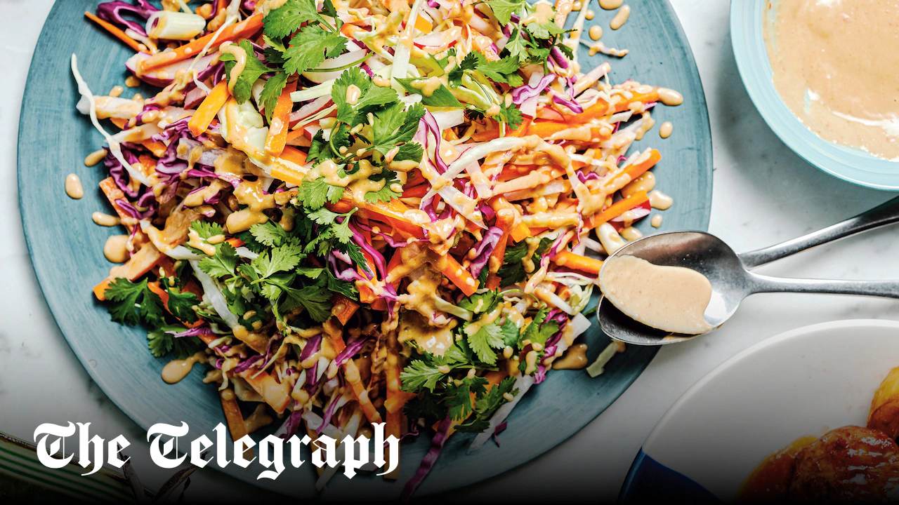 Crunchy carrot and cabbage salad with a peanut dressing
