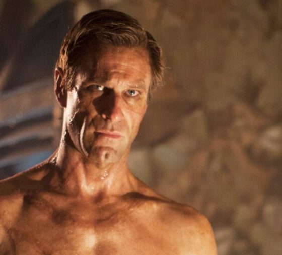 Aaron Eckhart Turns Classic Movie Monster Into Superhero In Forgotten Sci-Fi Action Flick