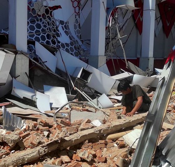 Indonesia earthquake damages buildings, but tsunami alerts have been lifted