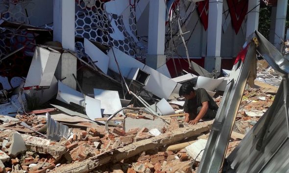 Indonesia earthquake damages buildings, but tsunami alerts have been lifted