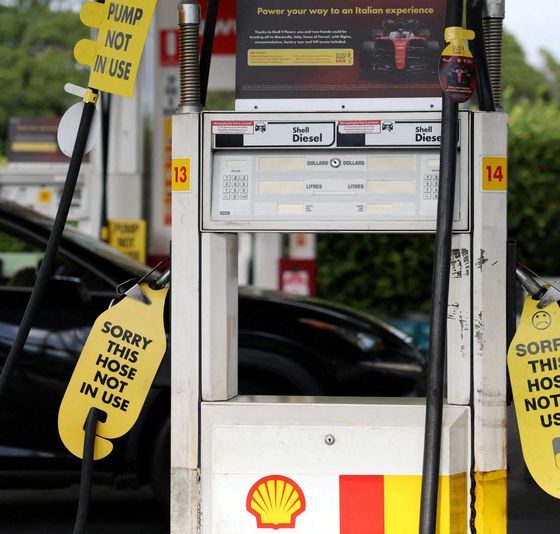 Stick to Easter travel, Australians told, though hundreds of petrol stations dry