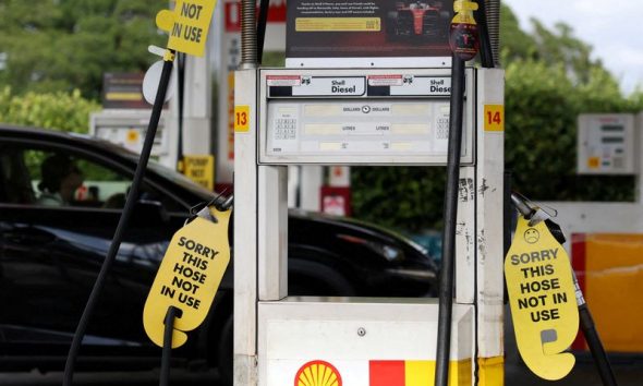 Stick to Easter travel, Australians told, though hundreds of petrol stations dry