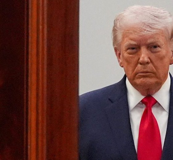 Trump vows ’hell’ for Iran if Strait stays shut, says a deal is possible