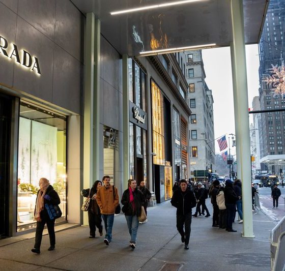 US service sector cools in March, inflation heating up amid Iran war