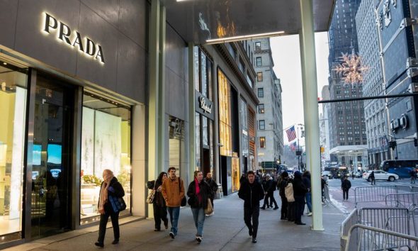 US service sector cools in March, inflation heating up amid Iran war