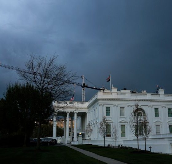 White House warned staff not to place market bets amid Iran war, WSJ reports