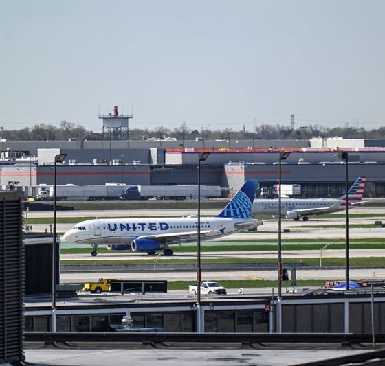 Analysis-United’s chief takes fight with American to White House with merger pitch