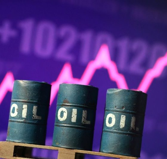 Oil jumps, stock futures slip as US-Iran talks stall