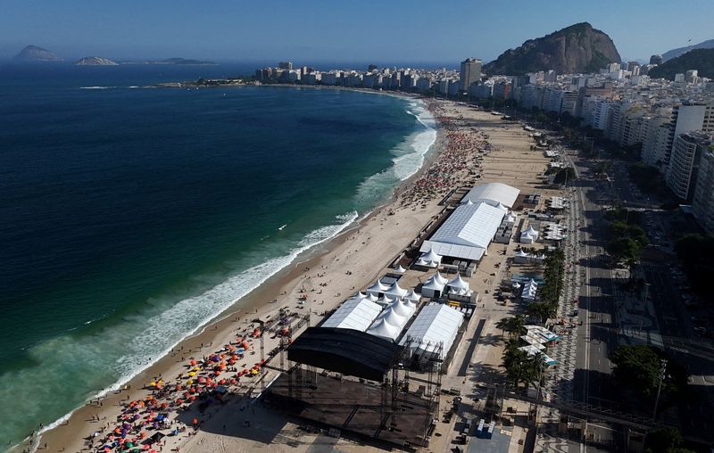 Worker dies during stage assembly for Shakira concert in Rio
