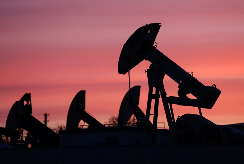 Global oil price retreats after hitting 4-year high on concern of US-Iran war escalation