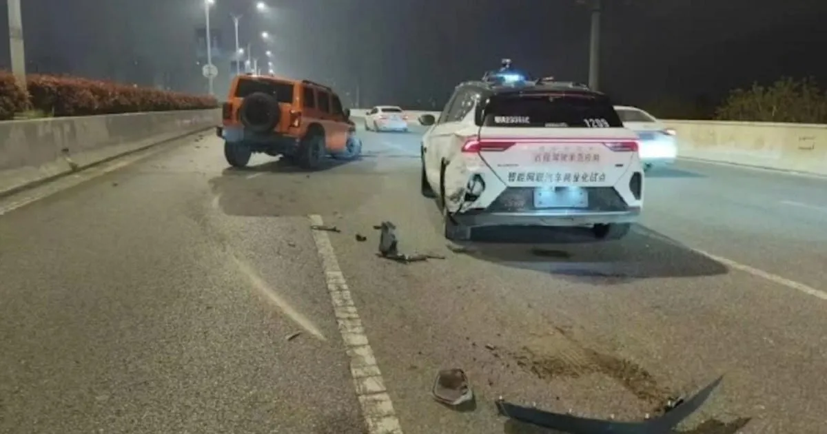 Hundreds of robotaxis suddenly freeze trapping their passengers on motorway | News Tech