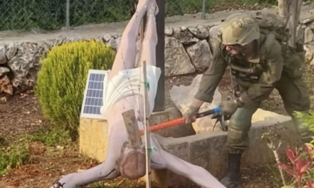 Israeli soldier pictured smashing up a statue of Jesus with a sledgehammer | News World