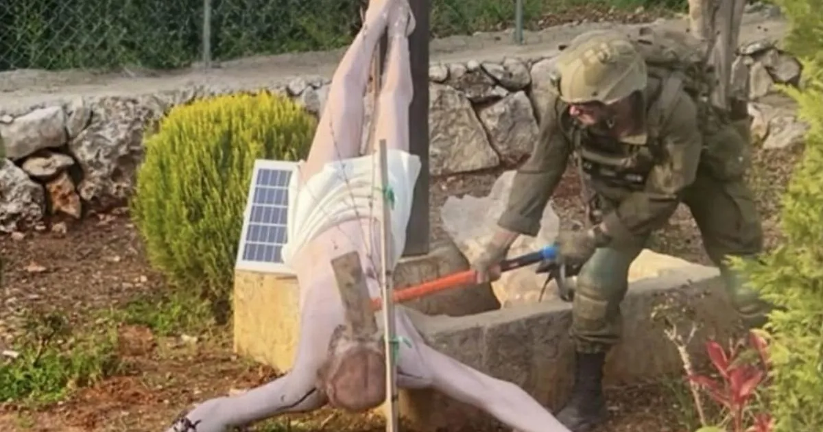 Israeli soldier pictured smashing up a statue of Jesus with a sledgehammer | News World