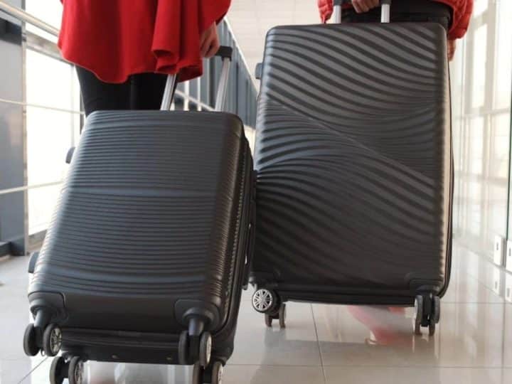 People dragging suitcases More young Britons leaving the UK