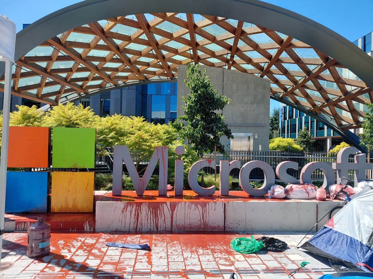 Employee breaks ties with Microsoft over its romance with Israel