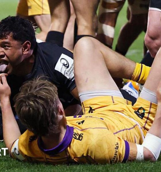 Bath replacement Kepu Tuipulotu scores one of his side's six tries