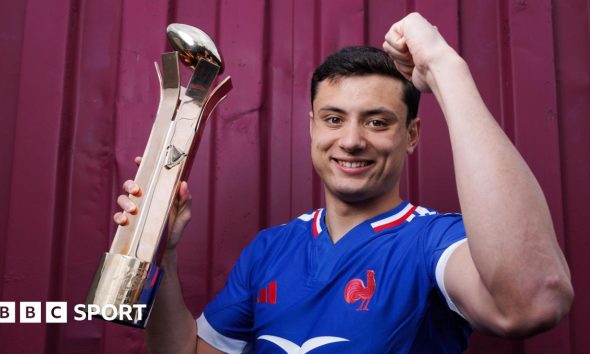Louis Bielle-Biarrey with the player of the championship trophy